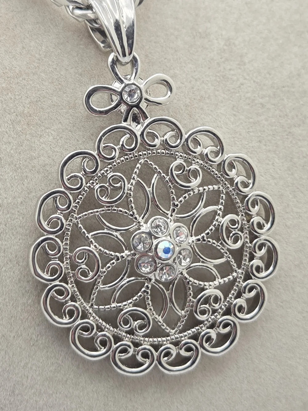 Silver Tone Openwork Floral Mandalla Pendant Necklace Rhinestone Accent 18